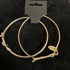 Custom fashion jewelry gold tone set of 2